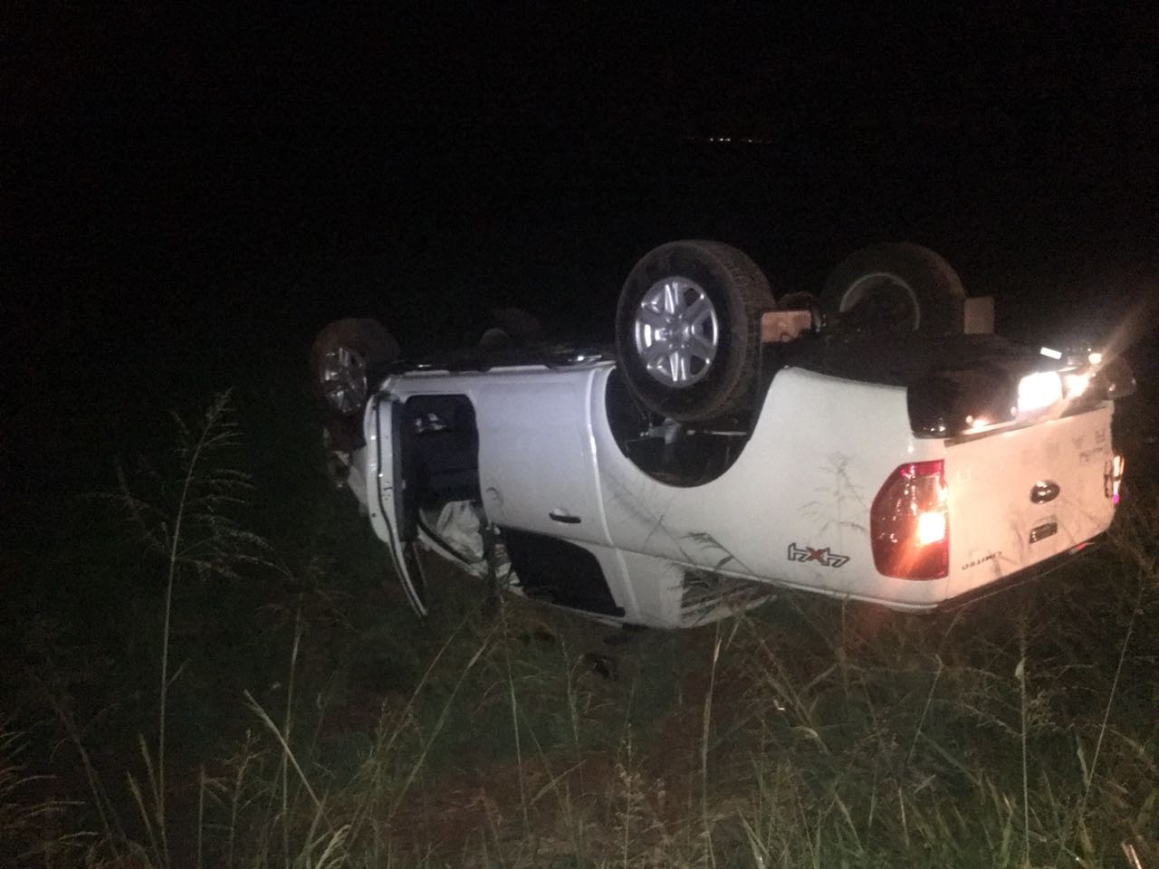 Motorista perde controle da direção e capota veículo