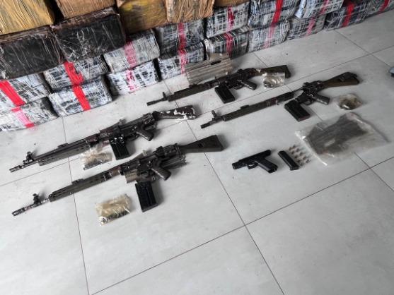 Polícia apreende quatro armas e 3,5 toneladas de maconha em Icaraíma