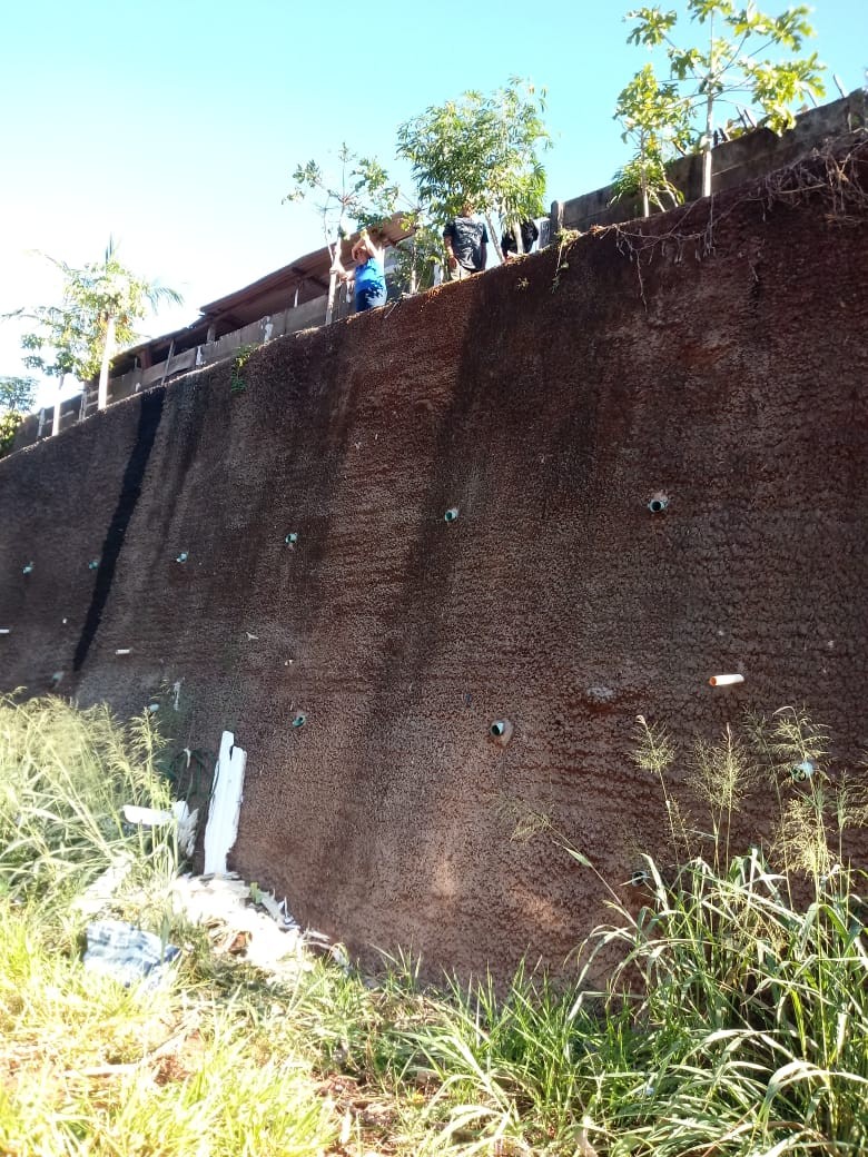 Bombeiros resgatam idoso de 83 anos que caiu de uma altura de seis metros