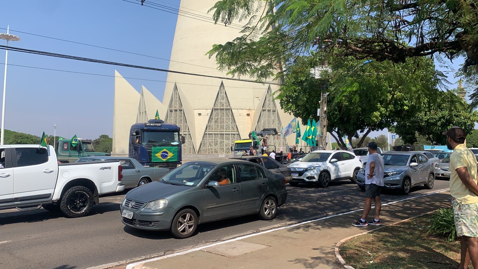 Manifestantes já se concentram no entorno da Catedral