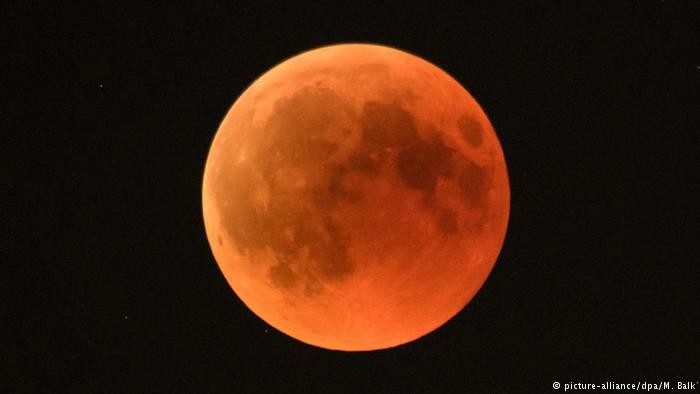 Maringaenses se reúnem para observar eclipse lunar