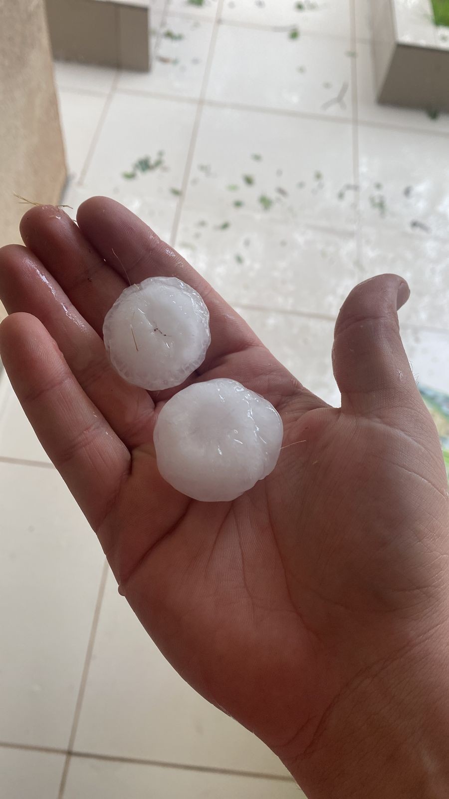 Chuva de granizo atinge Maringá e região; vídeos