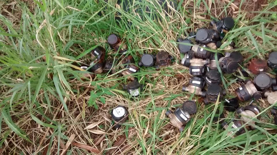 Moradora encontra quase uma centena de hidrômetros no meio do mato