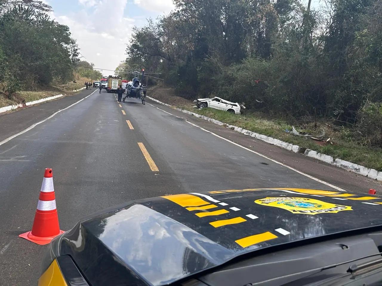 Criança de 2 anos morre e quatro pessoas ficam gravemente feridas em capotamento