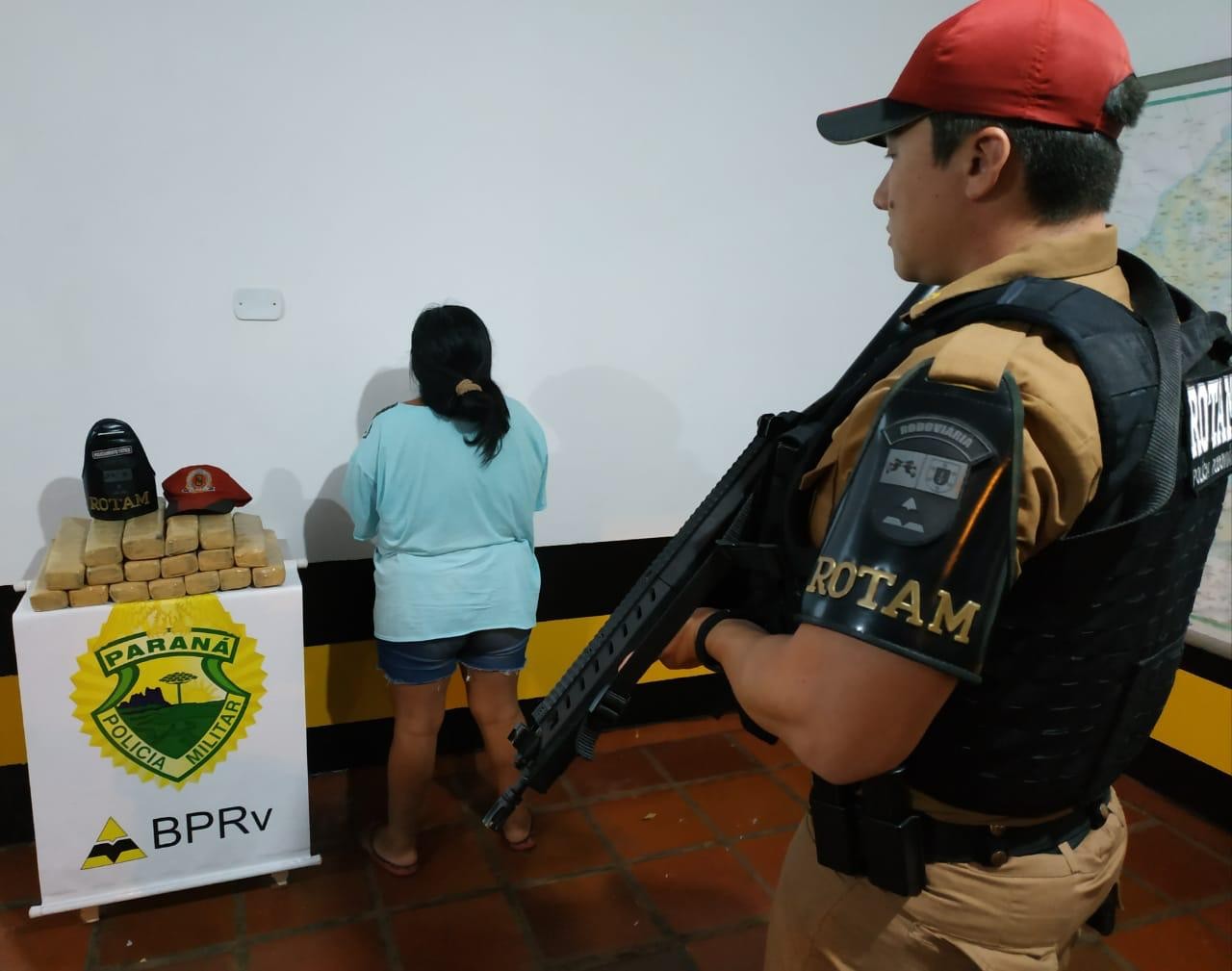 PRE apreende 15 kg de maconha com passageira de ônibus que viria a Maringá