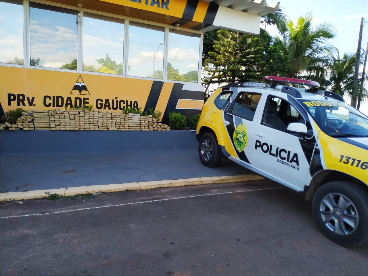 PRE encontra carro abandonado com 280 Kg de maconha