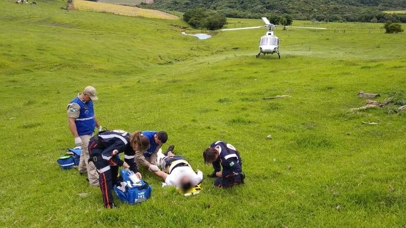 Helicóptero é usado em resgate na zona rural