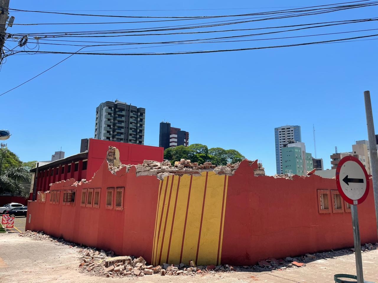 Prédio da antiga cadeia de Maringá é demolido