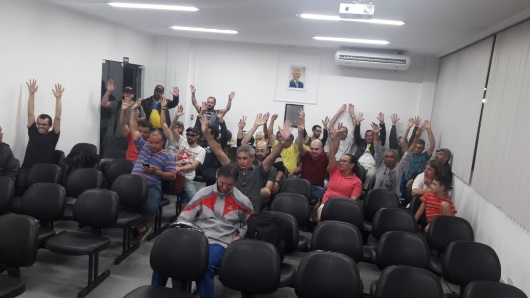 Em assembleia trabalhadores decidem não entrar em greve
