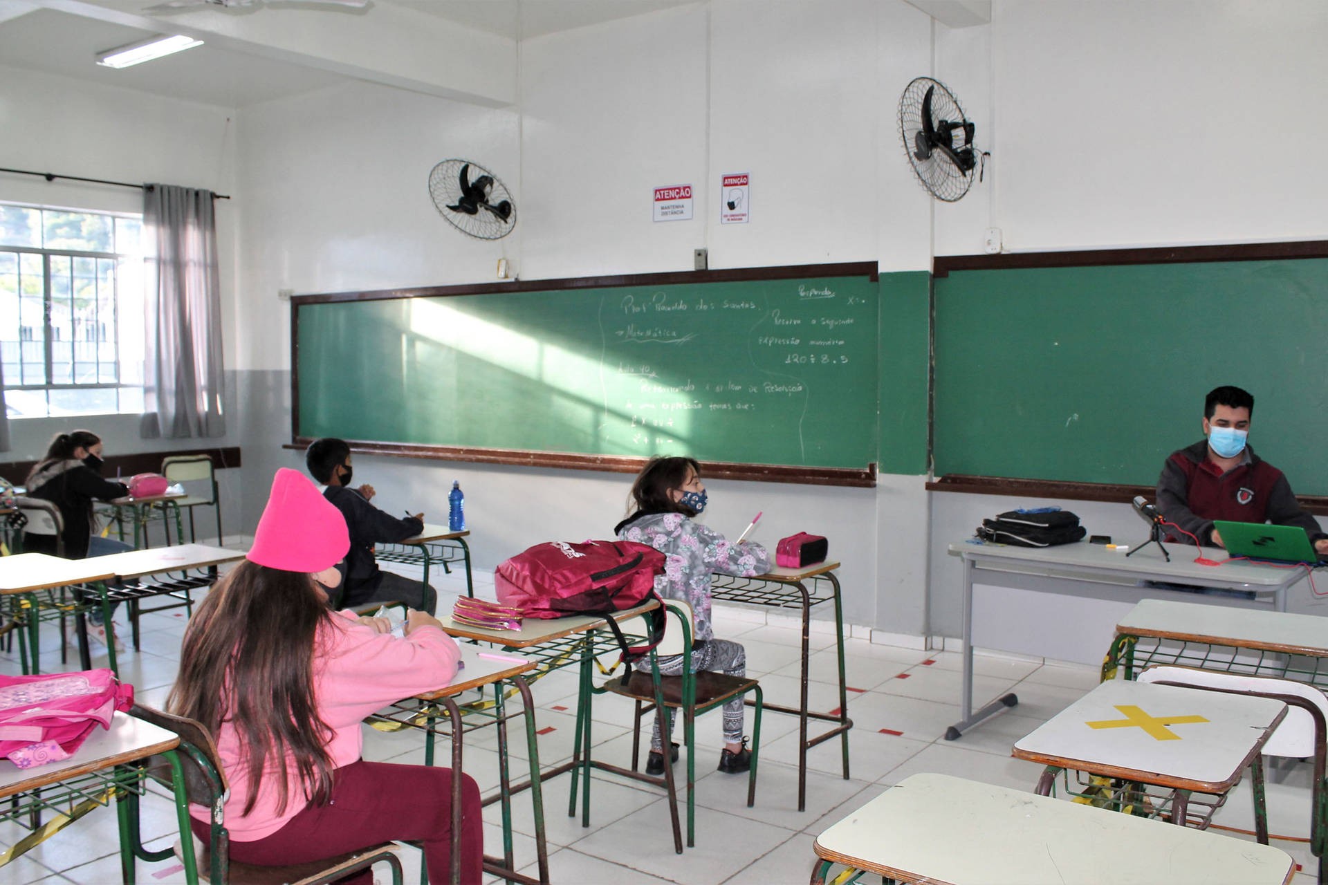 Redução da distância entre alunos aumenta cuidados na escola