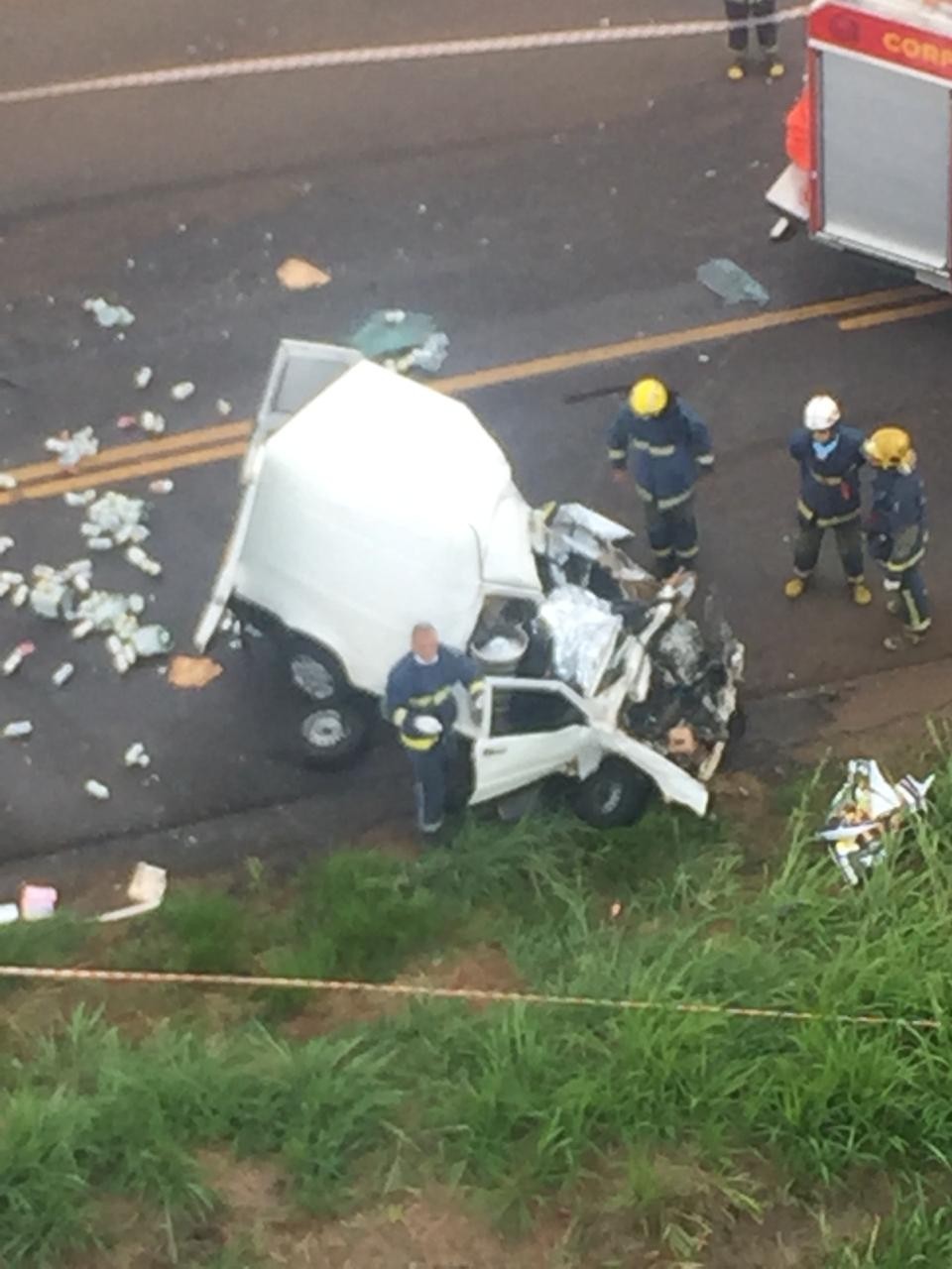 Colisão entre carro e caminhão mata ao menos uma pessoa
