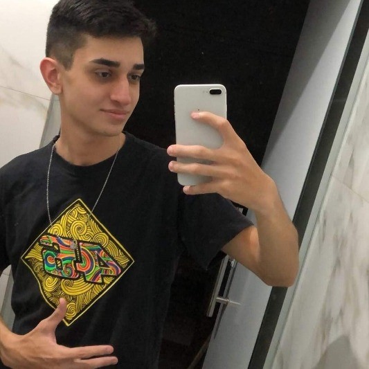 Jovem morre ao bater contra carro estacionado em Maringá