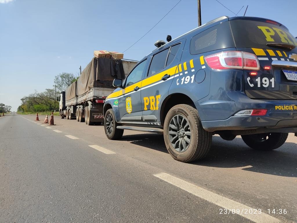 PRF apreende 450 mil maços de cigarros contrabandeados em caminhão bitrem