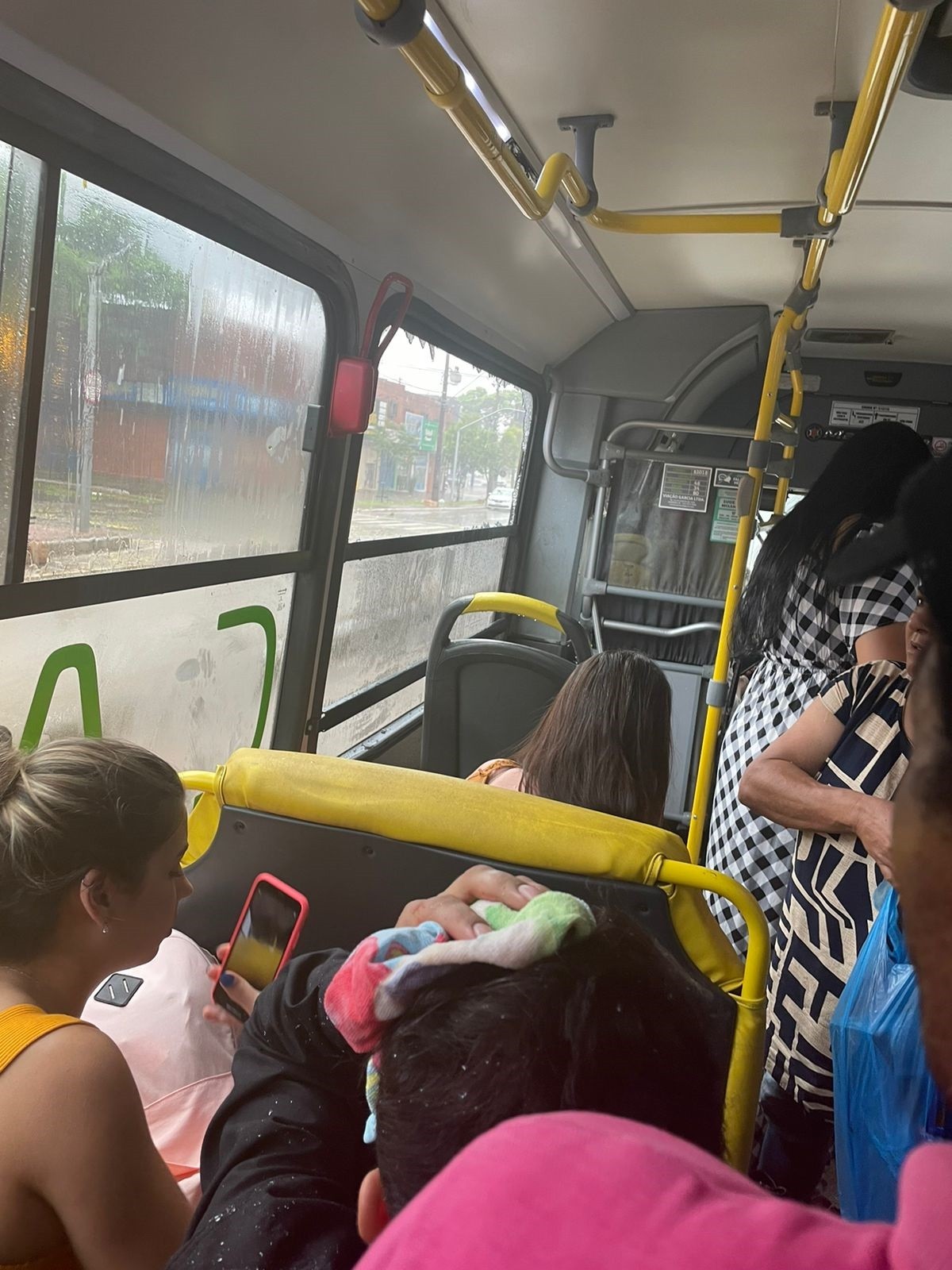 Lixeira é arremessada para dentro de ônibus e homem fica ferido em Maringá