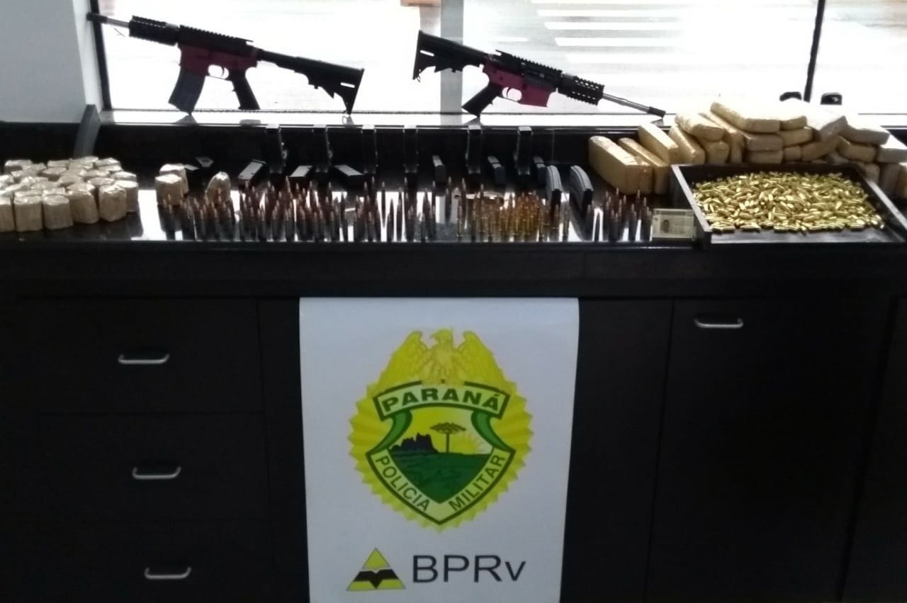 PRE apreende seis pistolas e dois fuzis na PR-323
