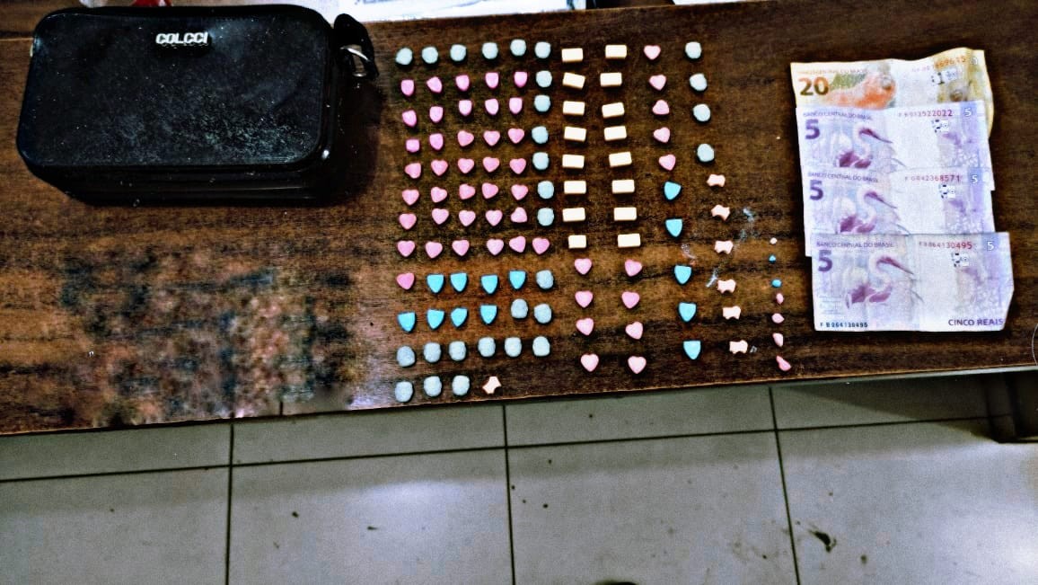 Polícia fecha 15 festas clandestinas e prende duas mulheres com 115 comprimidos de ecstasy