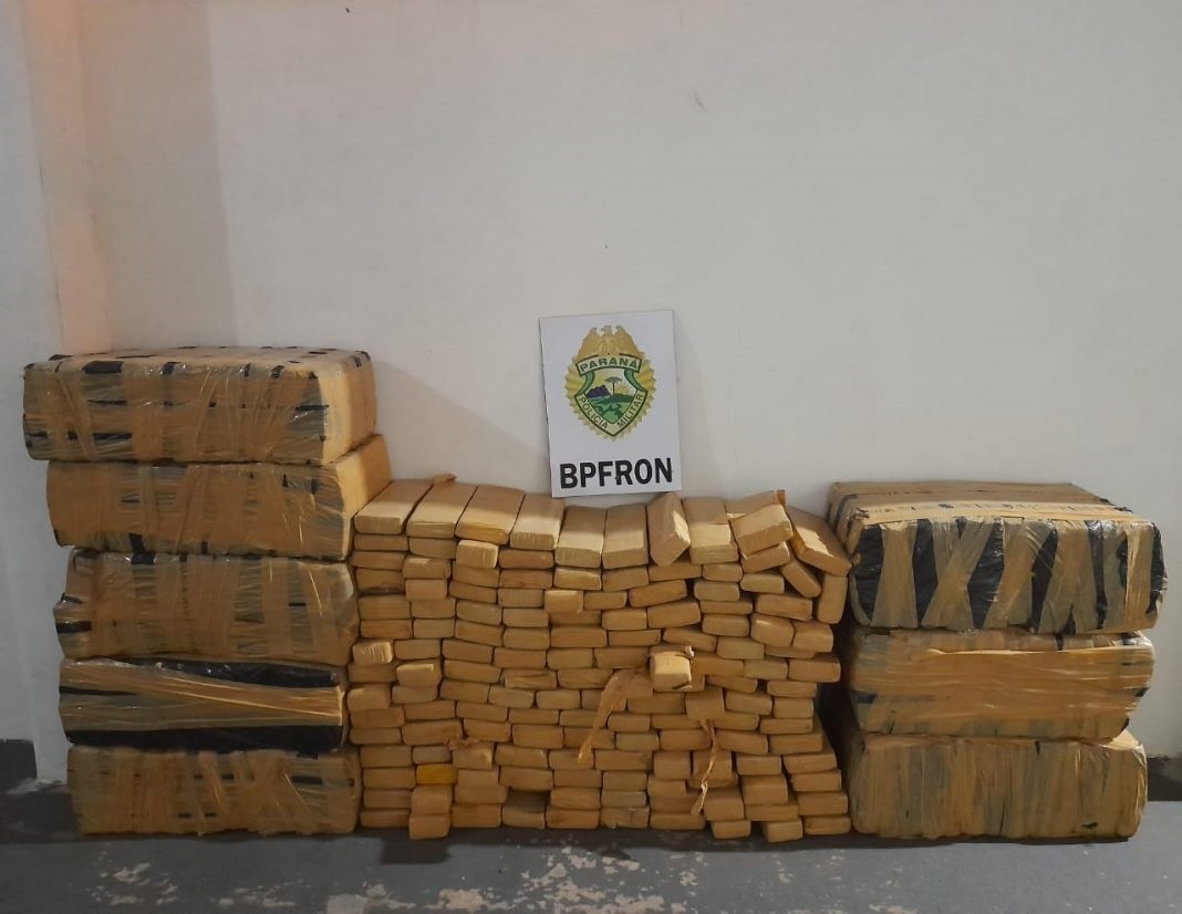 Adolescente de 16 anos é flagrado transportando 300 kg de maconha