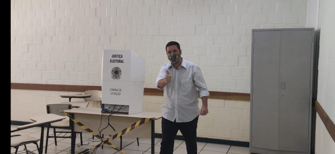 Candidato Annibal Bianchini vota no Colégio Paraná