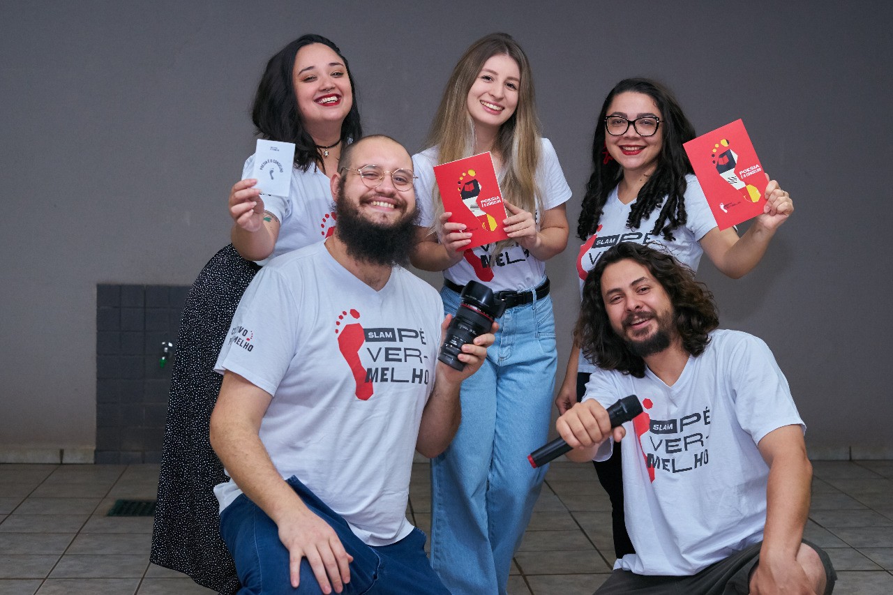 Slam Pé Vermelho lança primeiro livro de poesias