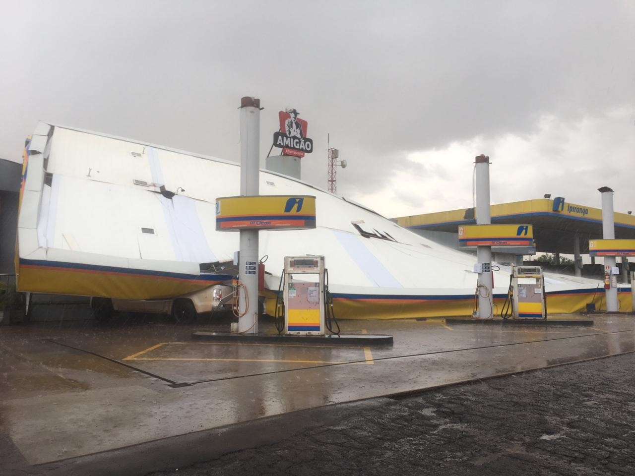 Teto de posto de combustível desaba