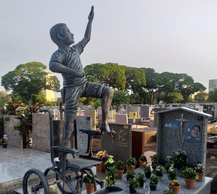 Estátua em túmulo simboliza liberdade de menino que viveu ‘preso’ a uma cadeira de rodas