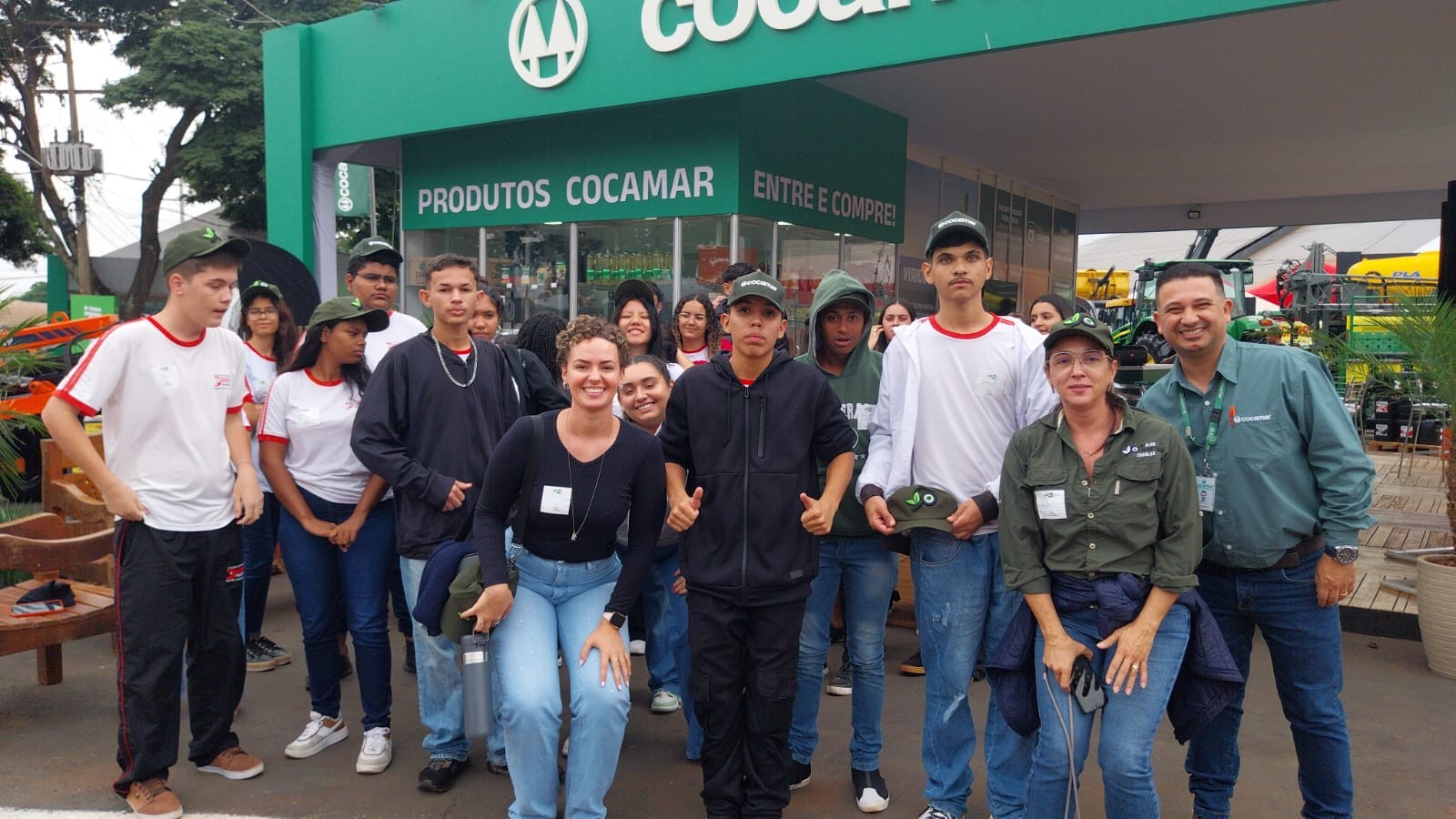 “Vivenciando a prática” percorre estandes com alunos da rede pública