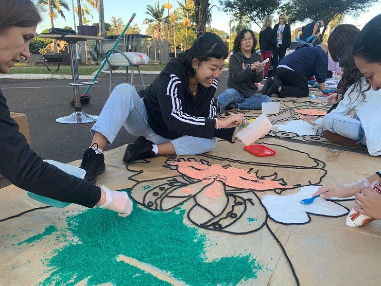 Celebração católica reúne fiéis para a confecção dos tradicionais tapetes