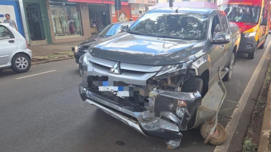 Trabalhador fica ferido após forte colisão entre veículos na Avenida Tuiuti, em Maringá