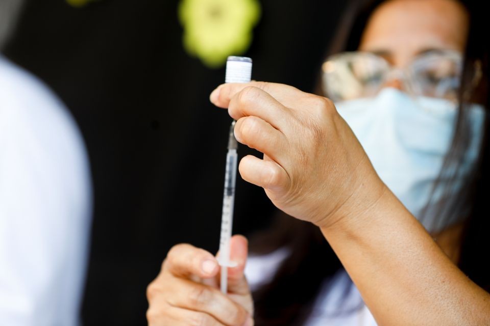 Maringá começa a vacinar contra Covid-19 bebês sem comorbidade