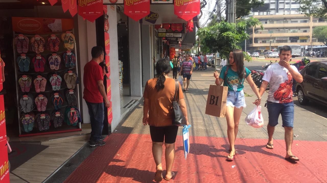 No primeiro dia da Maringá Liquida, lojistas ficam empolgados com o movimento