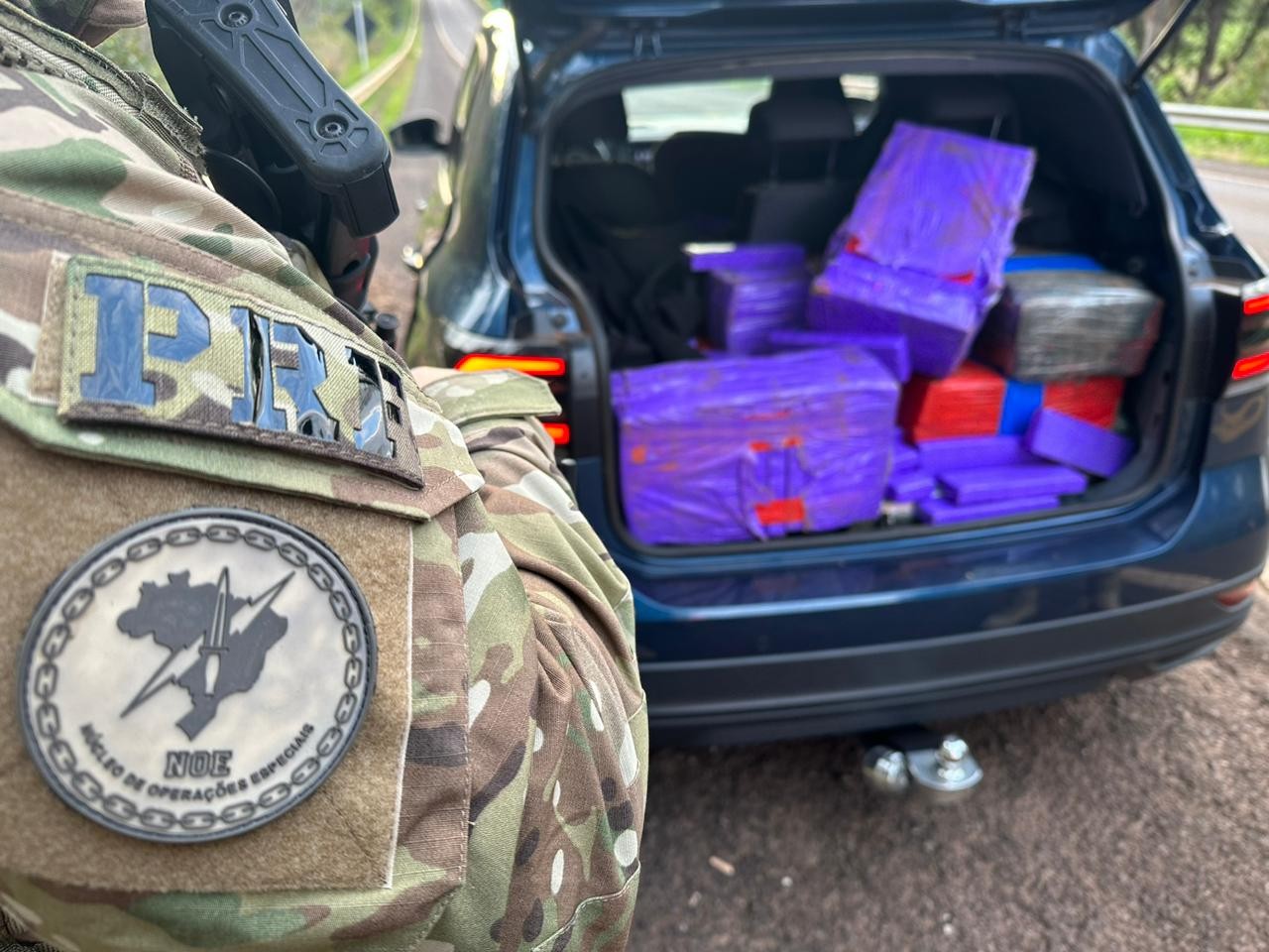 Após perseguição, PRF apreende 418 kg de maconha em carro roubado