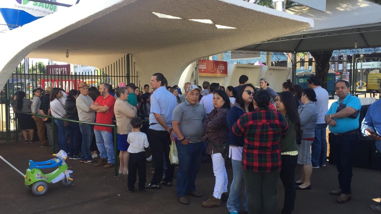 Público faz fila na entrada  do parque de exposições, para a Expoingá
