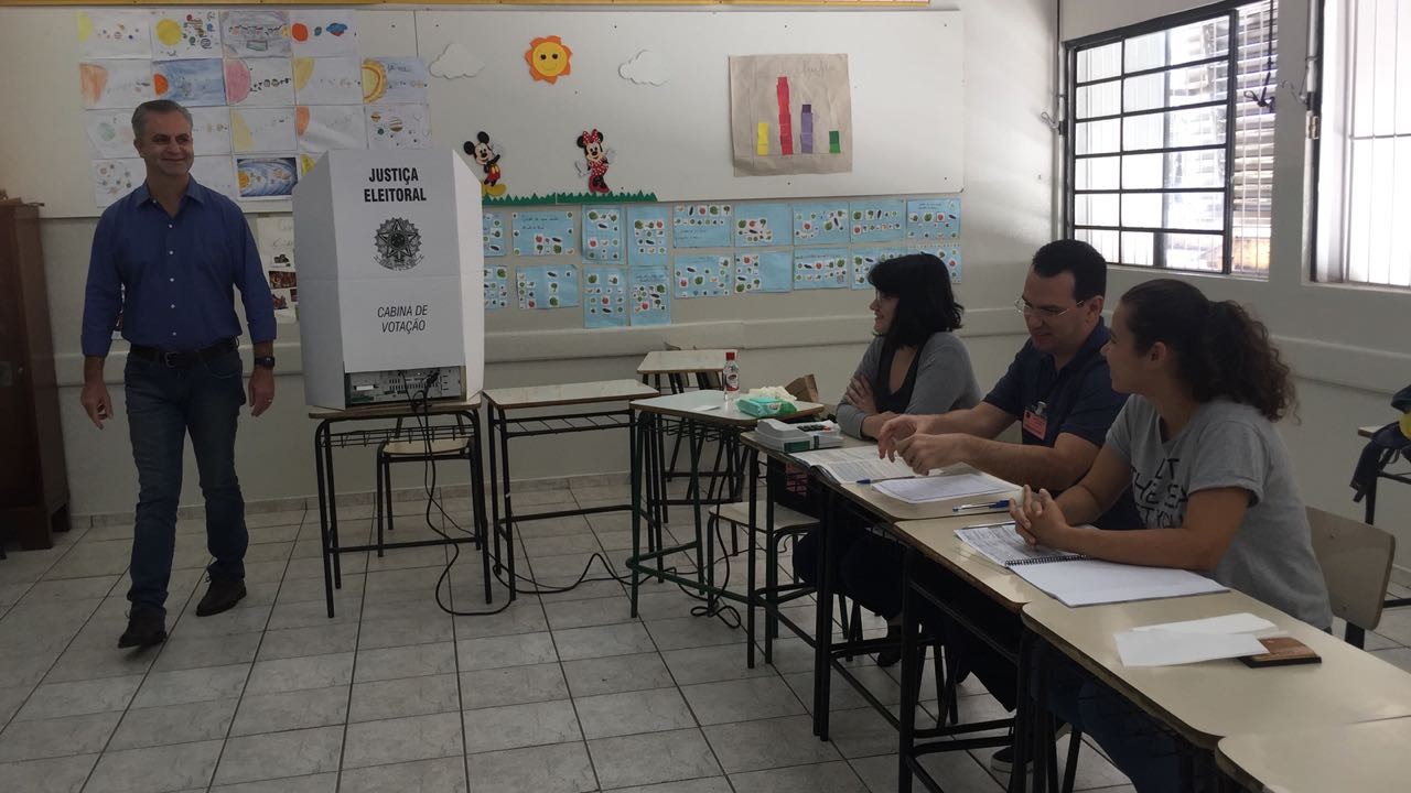 Prefeito de Maringá vota no Colégio Santo Inácio