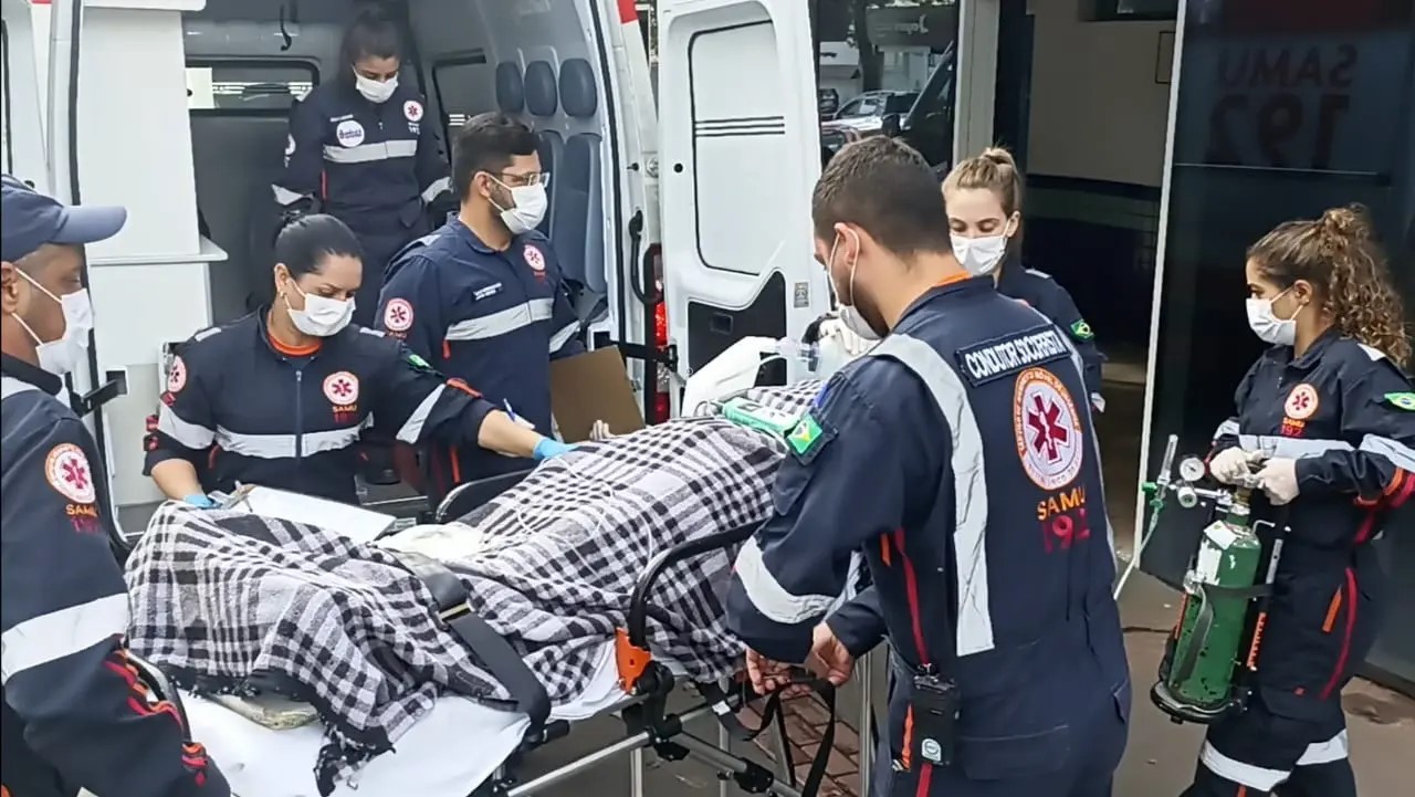 Rapaz fica gravemente ferido após sofrer queda de 3 metros de altura durante trabalho em Maringá