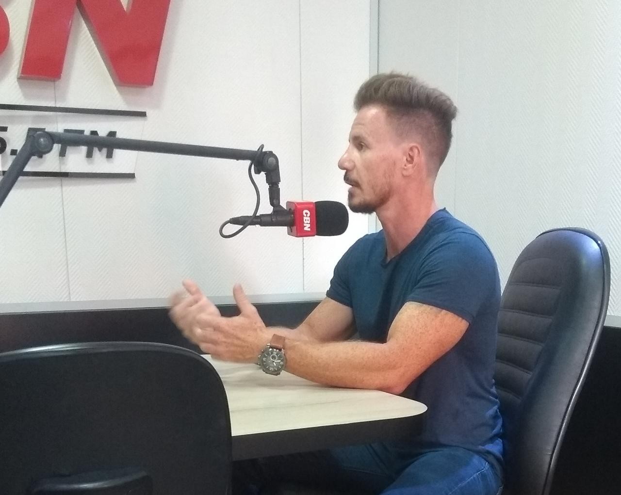 Nesta época do ano os filhotes caem e não conseguem alçar voo do chão