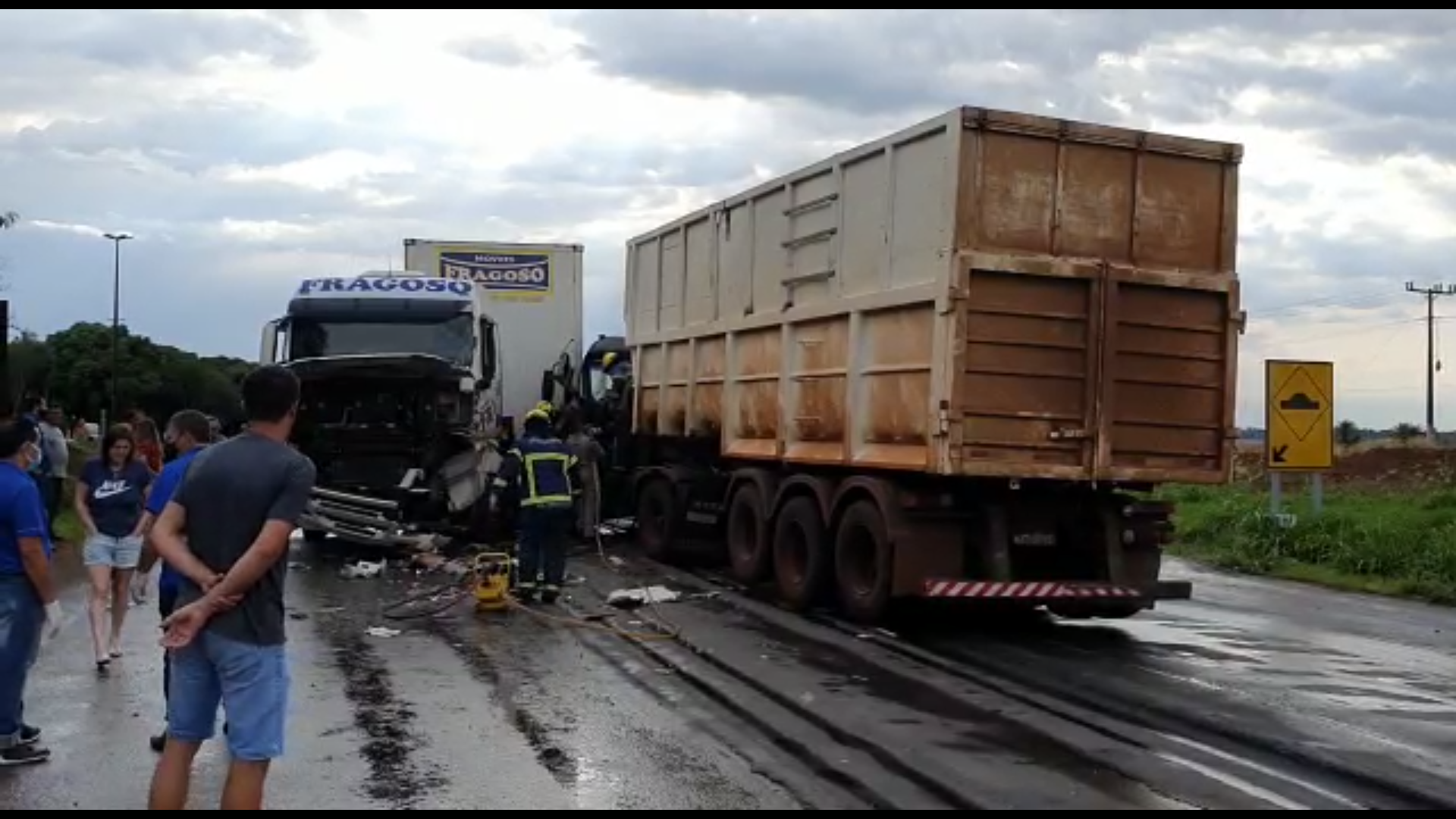PRE, bombeiros e Samu aéreo atendem acidente entre dois caminhões