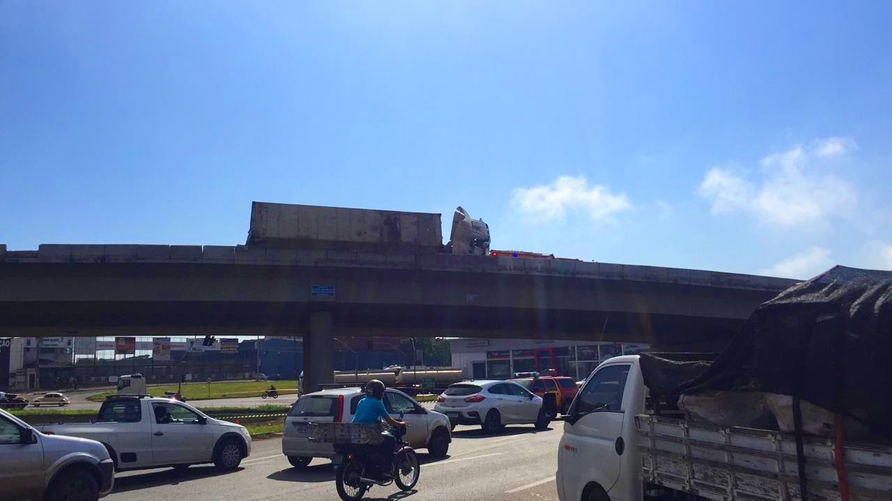 Operação de retirada do caminhão precisa ser realizada o mais rápido possível, diz oficial