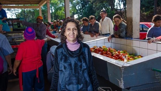 Dona Tereza precisa de ajuda para continuar servindo sopão em Maringá
