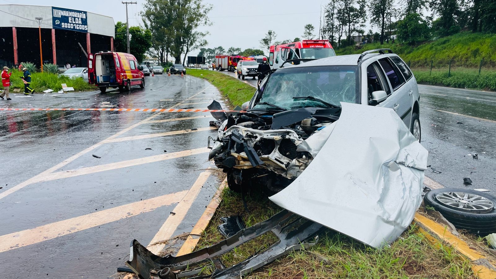 Quatro pessoas precisam de atendimento após acidente envolvendo três veículos, em Mandaguaçu