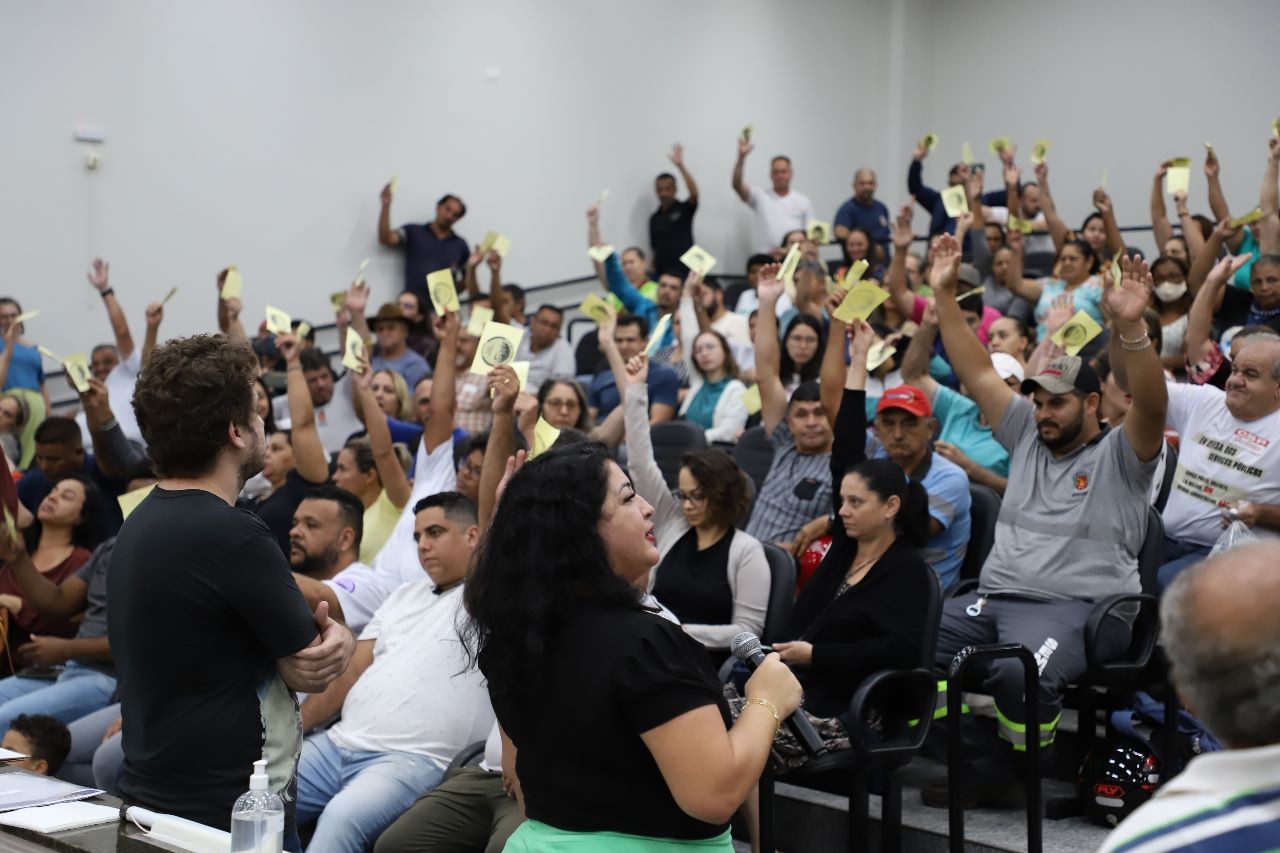 Servidores do município de Maringá rejeitam proposta de aumento salarial apresentada pela administração