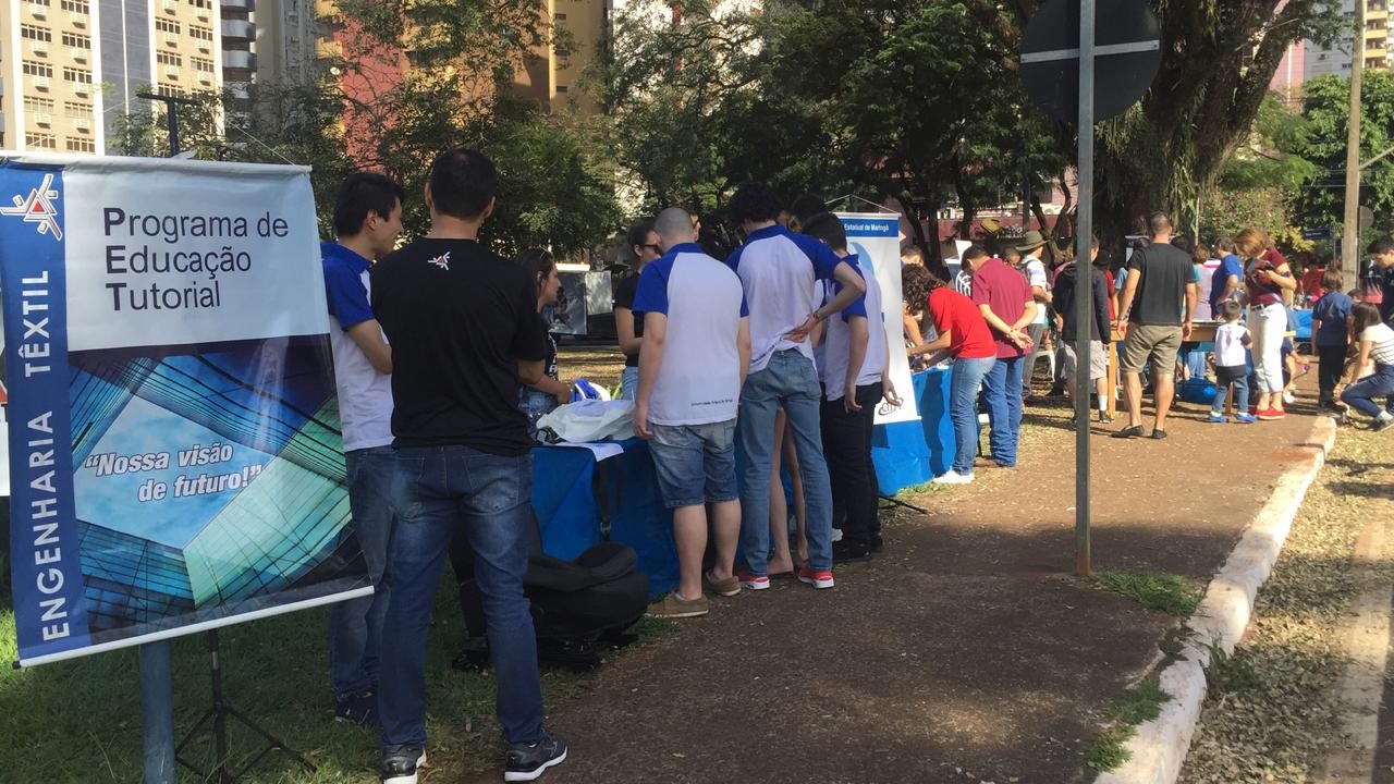 Alunos do PET da UEM levam conhecimentos aos moradores