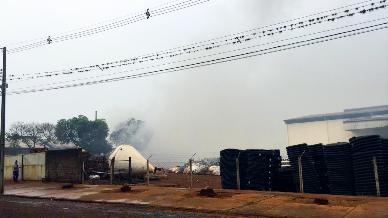 Bombeiros precisam demolir barracão para retirar material inflamável