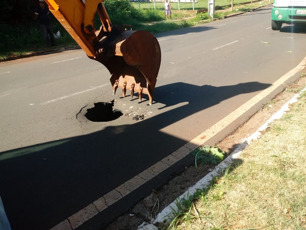 Buraco que se abriu após asfalto ceder no jardim Alvorada é fechado