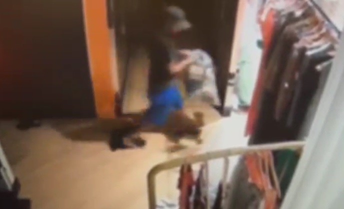 Novas imagens mostram “saque” à loja invadida por ladrões