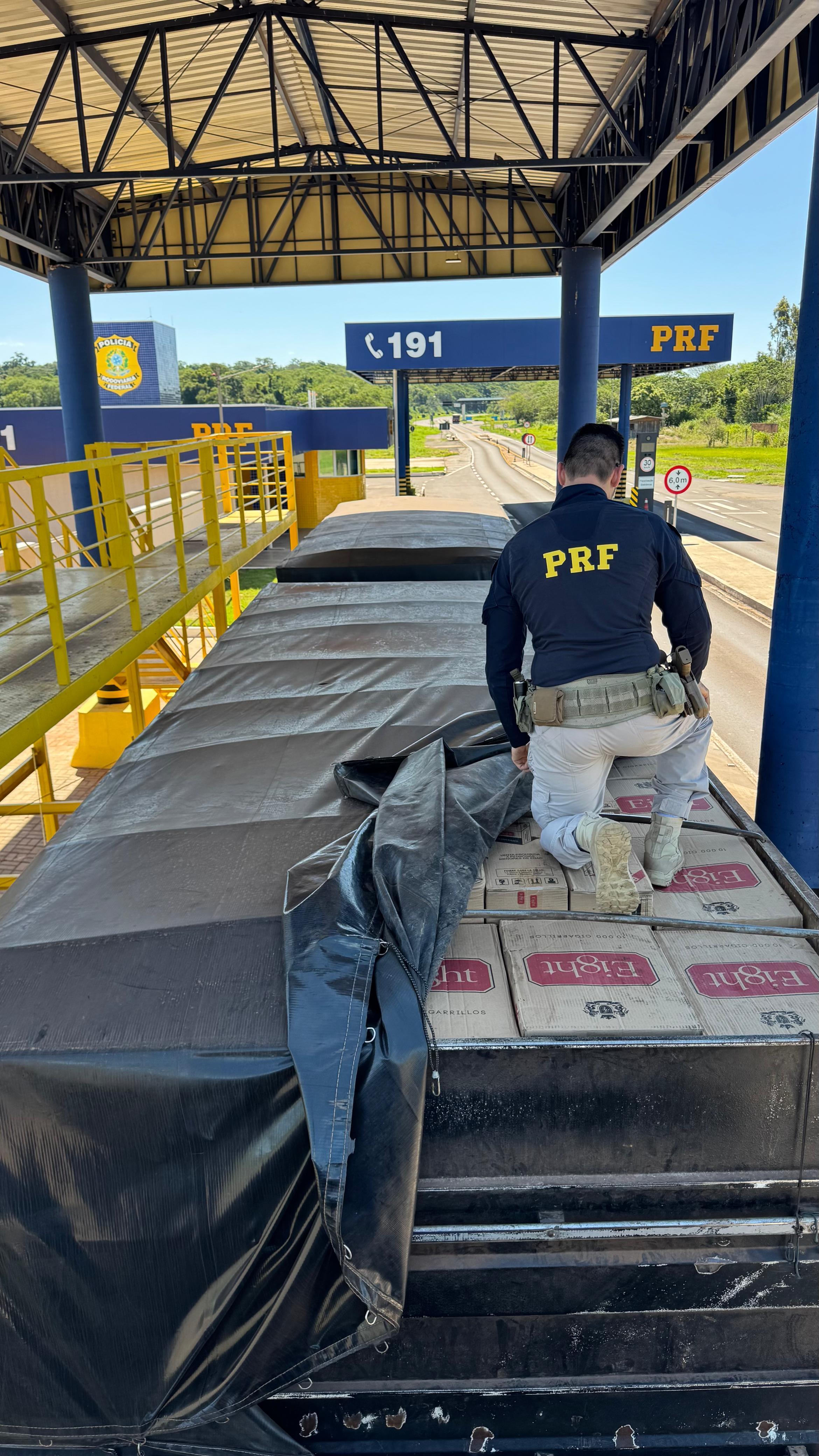 PRF apreende 600 mil maços de cigarros em bitrem em Alto Paraíso