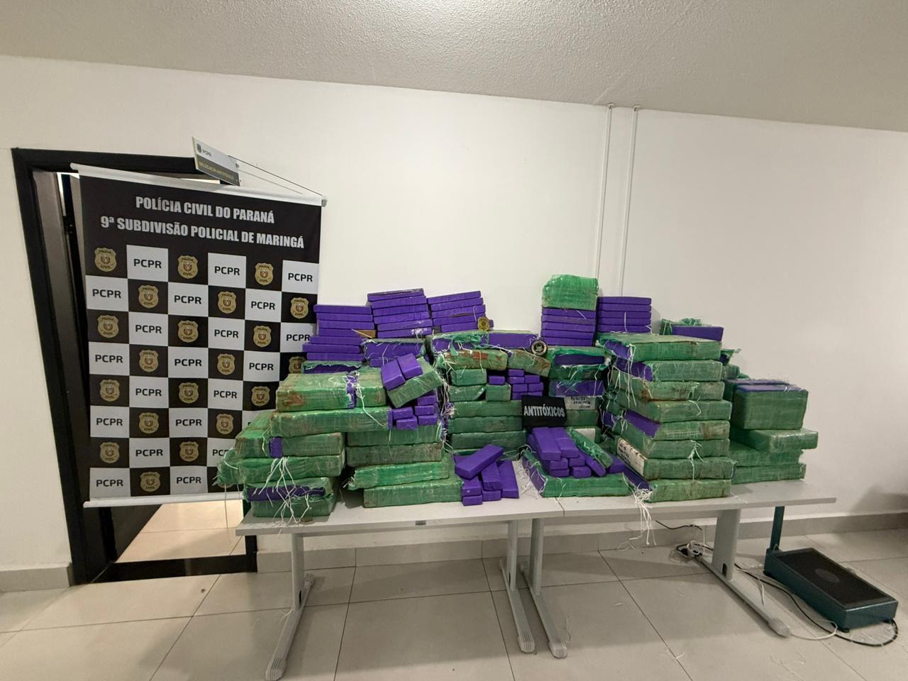 Policiais apreendem 470 kg de maconha em transportadora