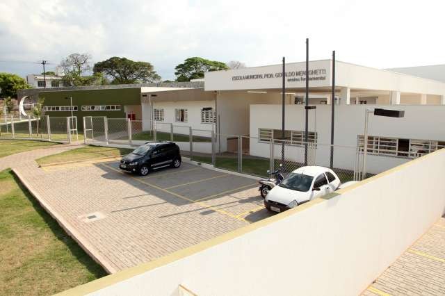 Duas crianças ingerem água sanitária em escola de Maringá