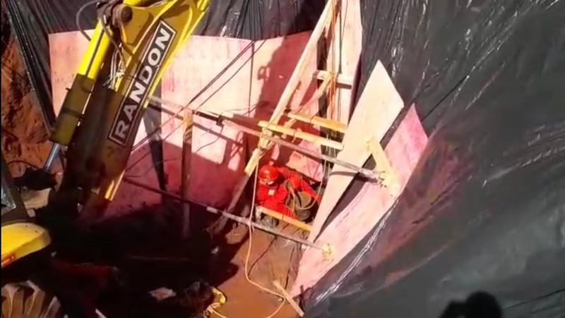 Bombeiros estão há 4 dias tentando resgatar cadáver em poço de Campo Mourão; VÍDEO