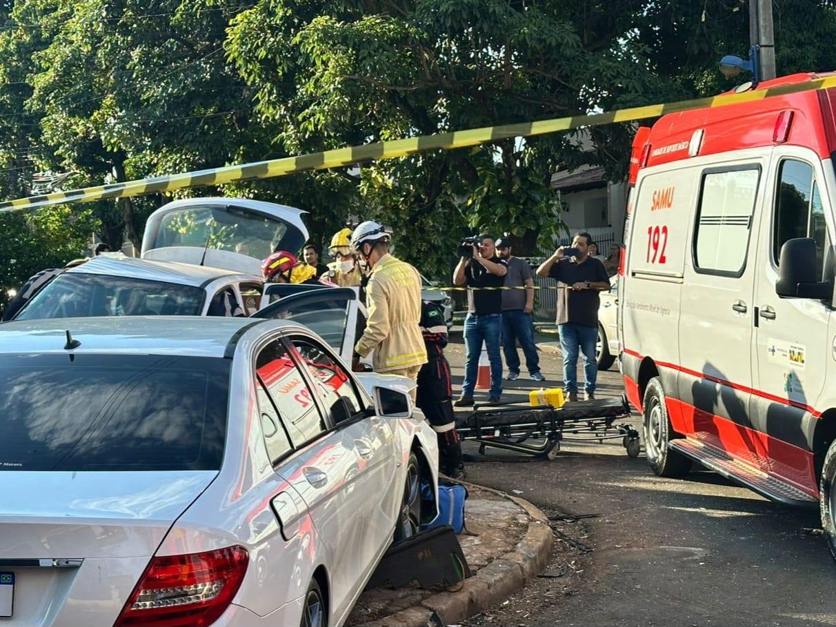Acidente entre dois carros deixa vítima encarcerada