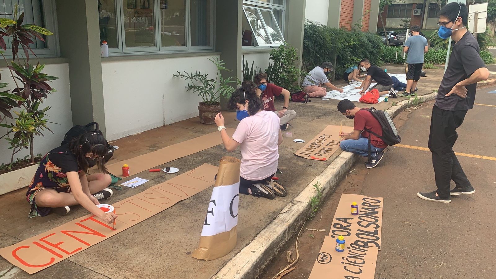 Acadêmicos manifestam contra corte de verba federal para pesquisas